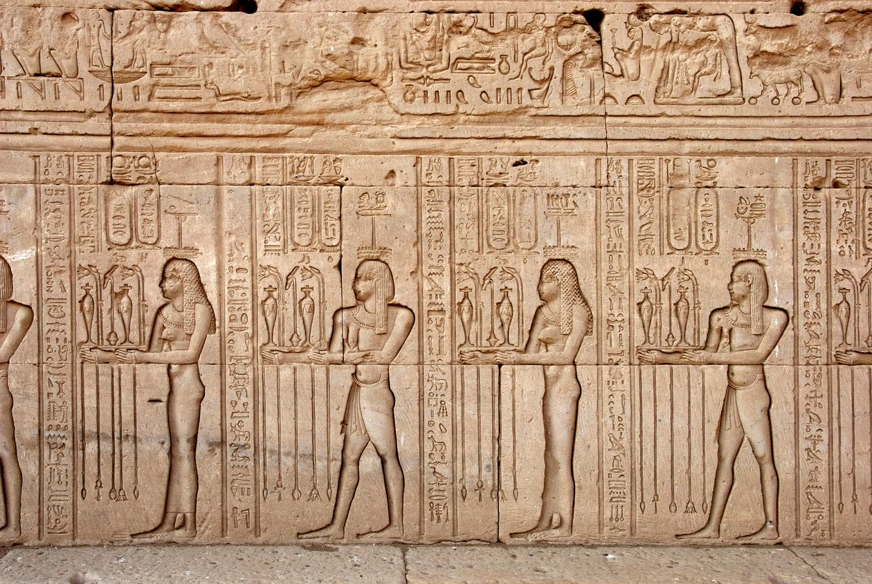 Egyptiläinen antiikki: jumalattarelle esitettävät uhrit ja kunnianosoitukset, Hathorin temppeli, Denderah, Egypti - Egyptiläinen sivilisaatio: jumalattarelle tuodut uhrit ja kunnianosoitukset - Hathorin temppelin (tai Tentyran temppelin) seinälle kaiverret tekijältä Egyptian Ptolemaic Period