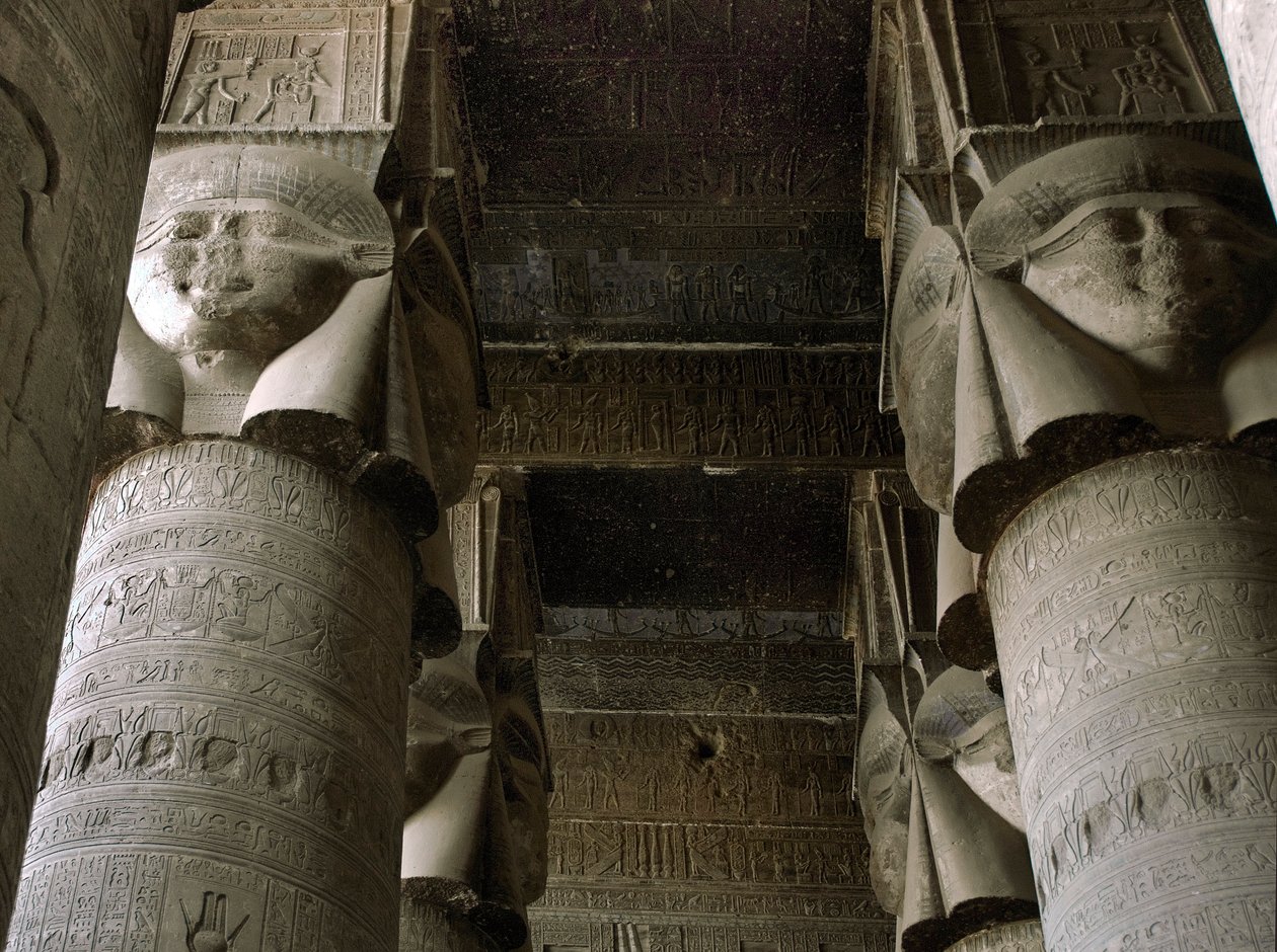 Egyptiläinen antiikki: osittainen näkymä hypostyle-huoneeseen, jossa on pylväitä, jotka on koristeltu jumalatar Hathorin kuvauksella. Hathorin temppeli, Dendera, Egypti tekijältä Egyptian Ptolemaic Period