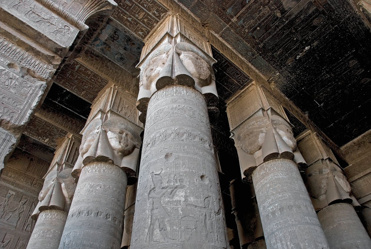 Egyptiläinen antiikki: osittainen näkymä hypostyle-huoneeseen, jossa on pylväitä, jotka on koristeltu jumalatar Hathorin kuvauksella. Hathorin temppeli, Dendera, Egypti tekijältä Egyptian Ptolemaic Period