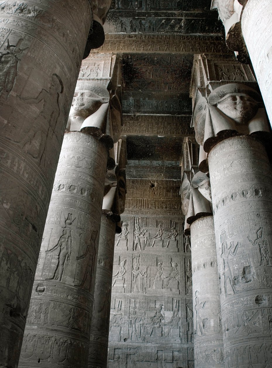 Egyptiläinen antiikki: osittainen näkymä hypostyle-huoneeseen, jossa on pylväitä, jotka on koristeltu jumalatar Hathorin kuvauksella. Hathorin temppeli, Dendera, Egypti tekijältä Egyptian Ptolemaic Period