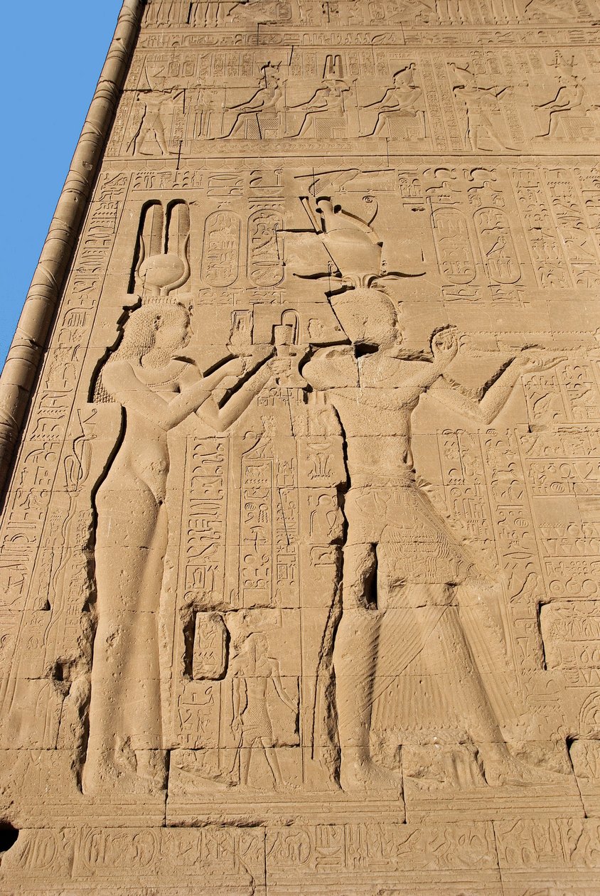 Egyptiläinen antiikki: helpotus temppelin takaseinästä, joka on omistettu Kleopatrea ja Cesarionia edustavalle jumalatar Hathorille. Denderah, Egypti tekijältä Egyptian Ptolemaic Period