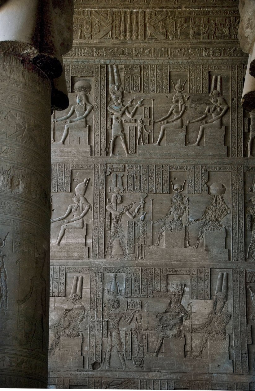 Egyptiläinen antiikki: Hathorille omistetun temppelin hypostyle-huoneen sisällä olevat reliefit, Dendera, Egypti tekijältä Egyptian Ptolemaic Period