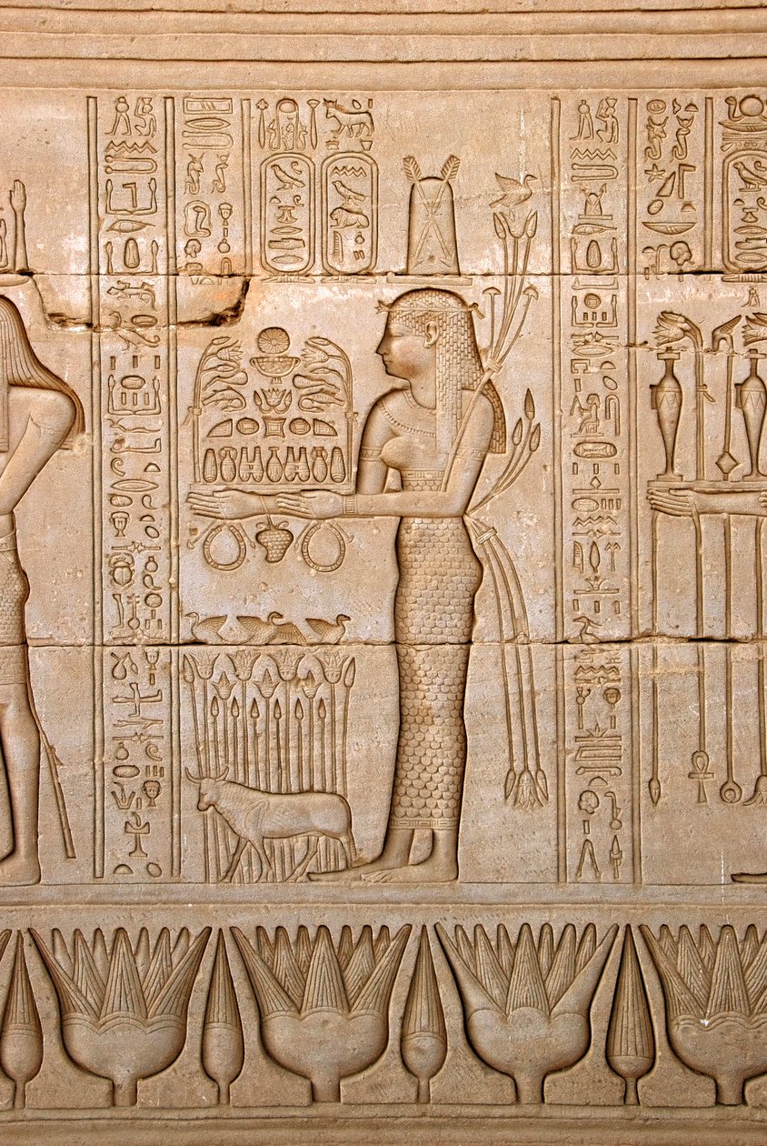Egyptiläinen antiikin: esitys naisesta tuomassa uhreja jumalattarelle, Hathorin temppeli, Denderah, Egypti - Egyptin sivilisaatio: nainen tuomassa uhreja jumalatar Hathorille - Hathorin temppelin (tai Tentyran temppelin) seinälle veistetty hahmo i tekijältä Egyptian Ptolemaic Period