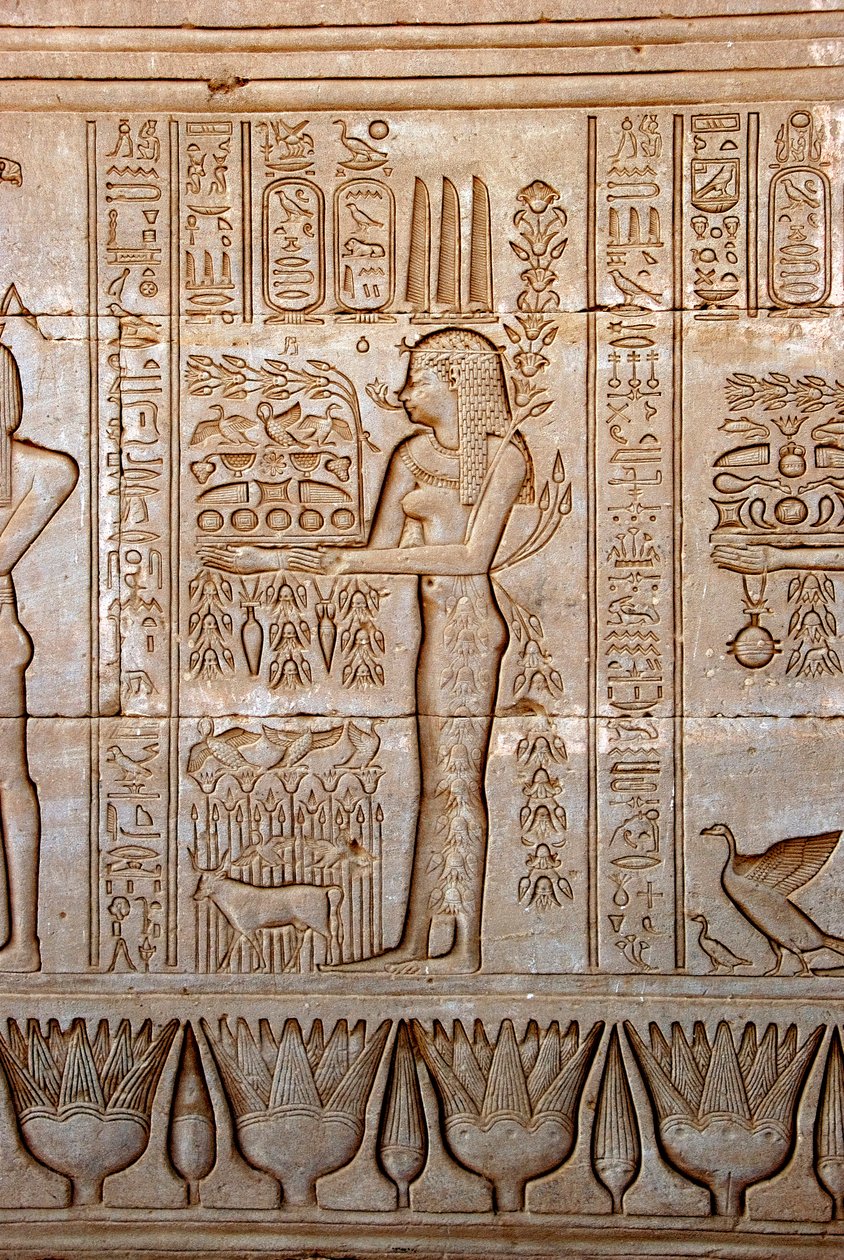 Egyptiläinen antiikin: esitys nuoresta naisesta, joka tuo uhreja kunnianosoituksena jumalattarelle, Hathorin temppeli, Dendera, Egypti tekijältä Egyptian Ptolemaic Period