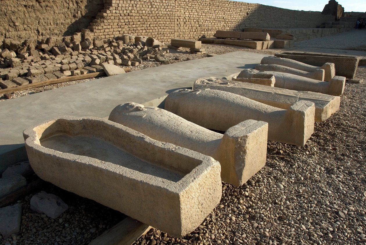 Egyptiläinen antiikki: sarkofagipaikka yhdessä Hathorin temppelin pihoista, Dendera (Denderah), Egypti tekijältä Egyptian Ptolemaic Period
