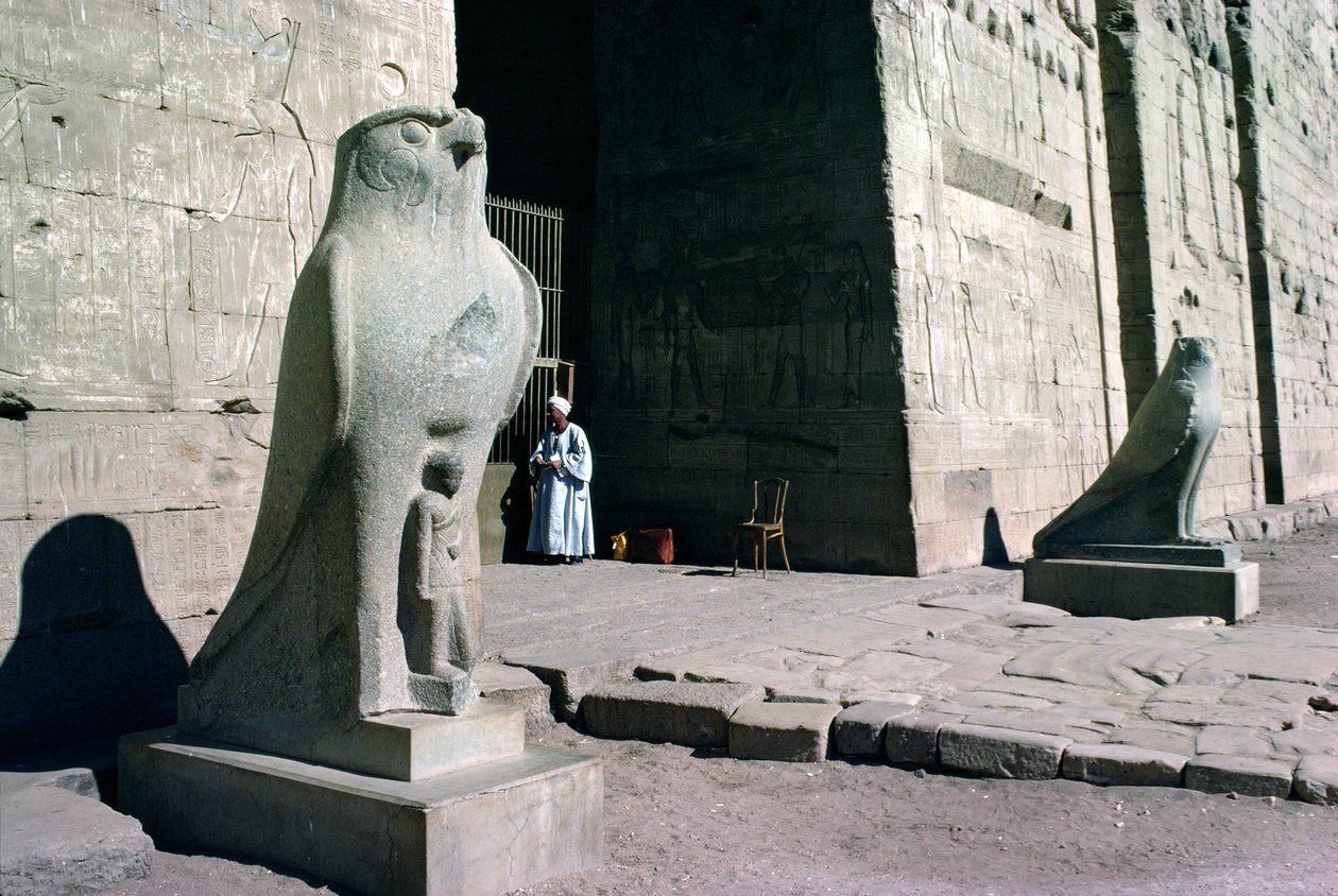 Sisäänkäynti Horuksen temppeliin tekijältä Egyptian Ptolemaic Period