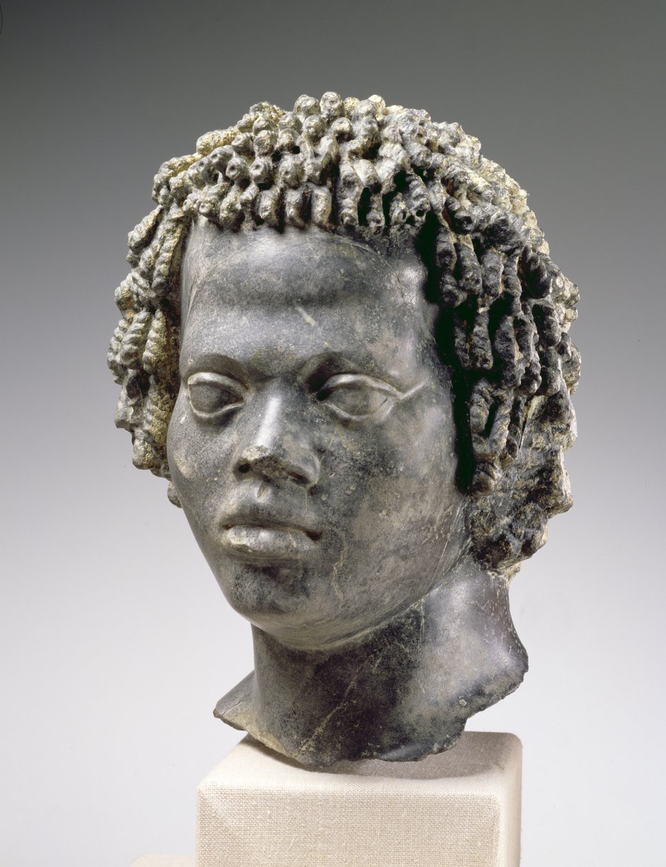 Mustan miehen pää, toisen vuosisadan lopulla eKr. (marmori) tekijältä Egyptian Ptolemaic Period