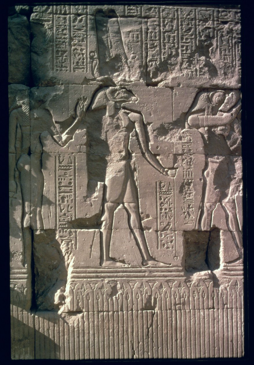 Khnumia kuvaava kohokuvio Khnumin temppelin (kalkkikivi) seinästä tekijältä Egyptian Ptolemaic Period
