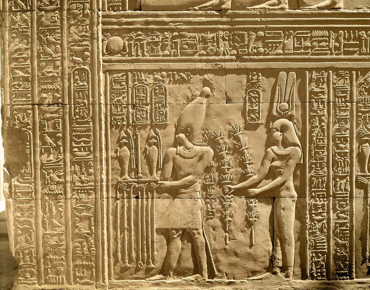 Reliefi Ptolemaios VIII Euergetes II:sta (Physkon) ja Kleopatra III:sta uhraamassa jumalille tekijältä Egyptian Ptolemaic Period