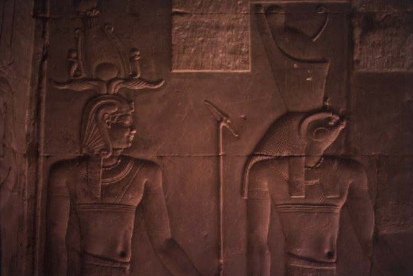 Reliefi, joka kuvaa Ptolemaios XII:ta (n. 112-51 eKr.) ja Horusta (kivi) tekijältä Egyptian Ptolemaic Period