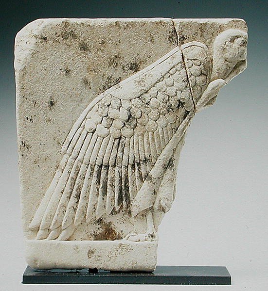 Korppikotkaa kuvaava kohokuvio (kalkkikivi) tekijältä Egyptian Ptolemaic Period