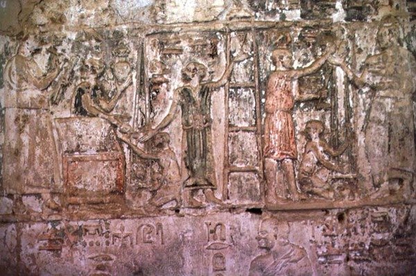 Reliefi, jossa käsityöläiset tarjoavat työtään Petosiriksen haudassa, noin 300 eaa. tekijältä Egyptian Ptolemaic Period