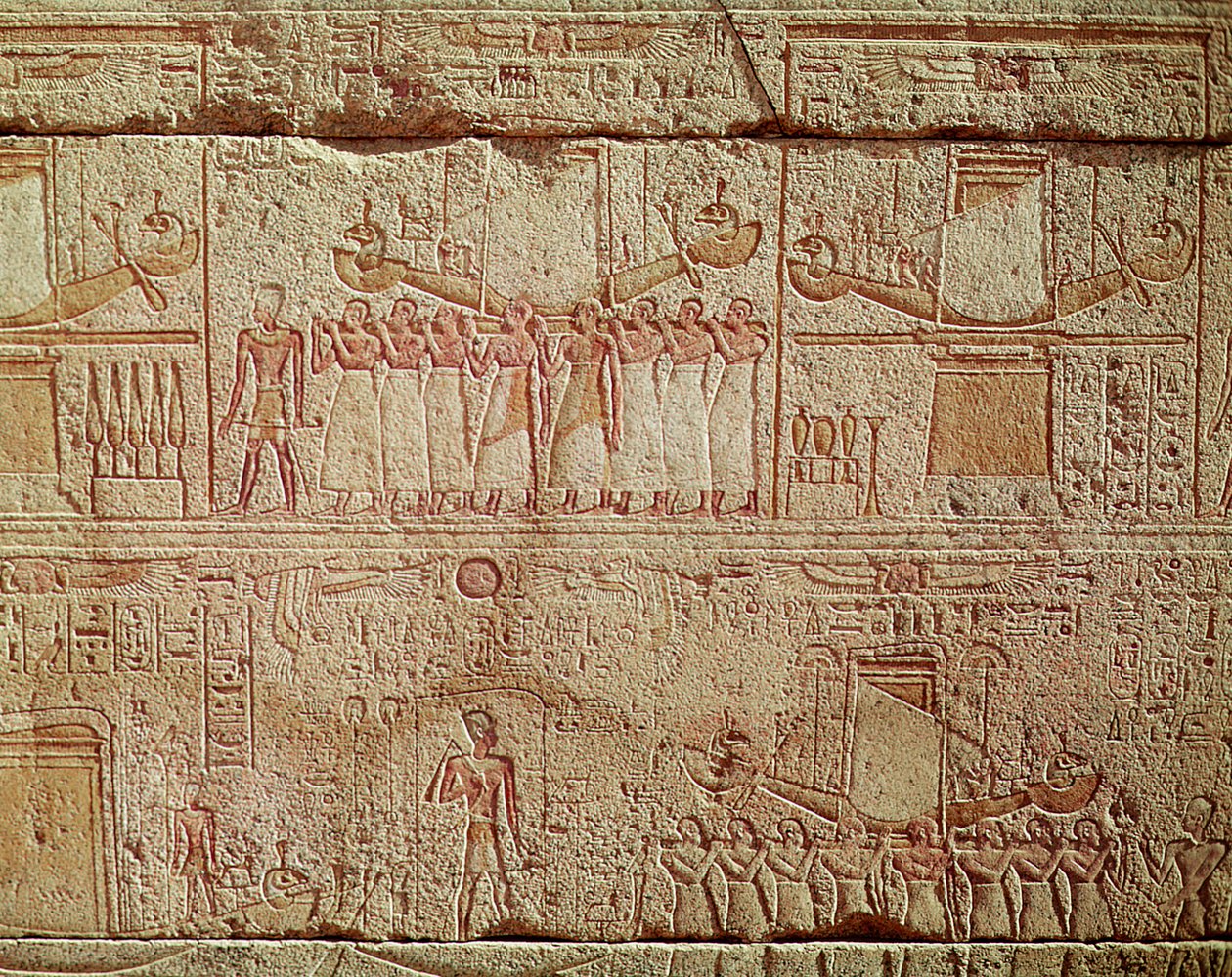 Reliefi, joka kuvaa pyhiä veneitä, joita papit kantavat kulkueessa, Philip Arrhidaeuksen (323–317 eKr.) Makedonian dynastian pyhäköstä (graniitti) tekijältä Egyptian Ptolemaic Period