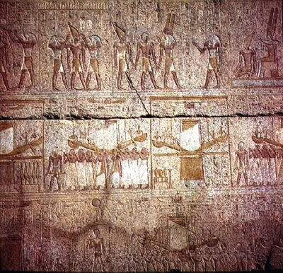 Reliefi, joka kuvaa pyhiä veneitä, joita papit kantavat kulkueessa, Philip Arrhidaeuksen (323–317 eKr.) Makedonian dynastian pyhäköstä (graniitti) tekijältä Egyptian Ptolemaic Period