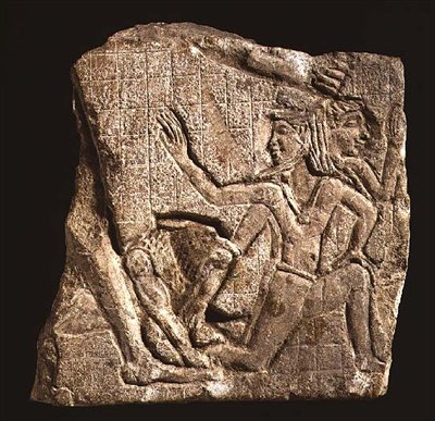 Kuvanveistäjän pienoismalli, jossa kuningas ja leijona lyövät vihollisia, noin 400-201 eaa. (kalkkikivi). tekijältä Egyptian Ptolemaic Period