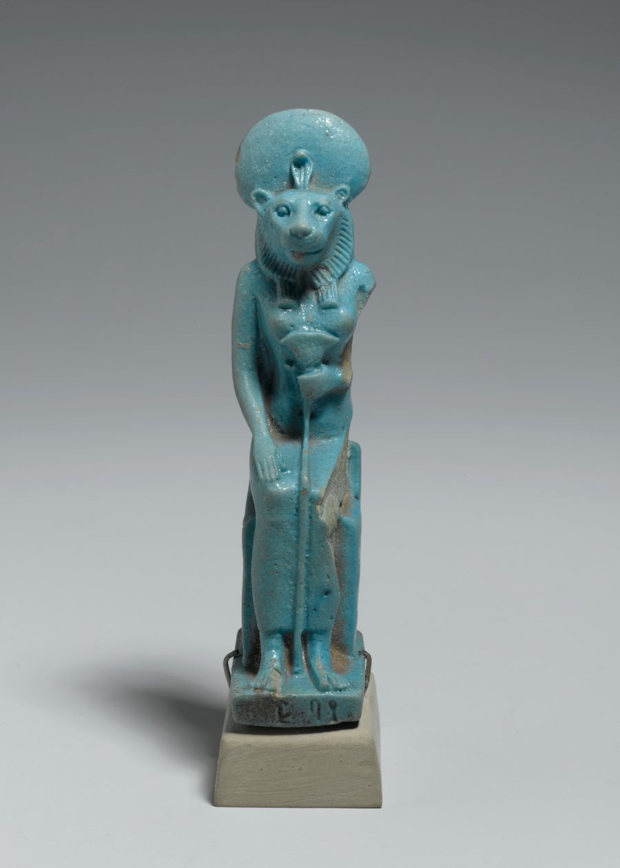 Sekhmetin istuva hahmo, 305-30 eKr. (lasitettu fajanssi) tekijältä Egyptian Ptolemaic Period