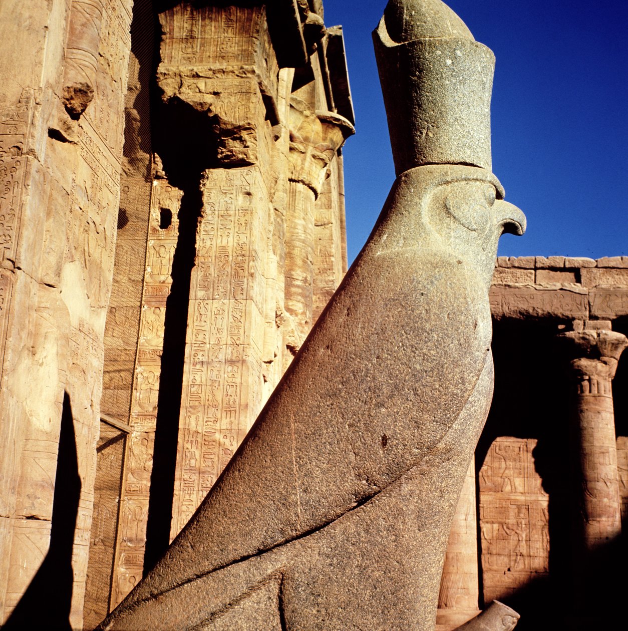 Horuksen patsas Horuksen temppelin uhrien hovissa tekijältä Egyptian Ptolemaic Period