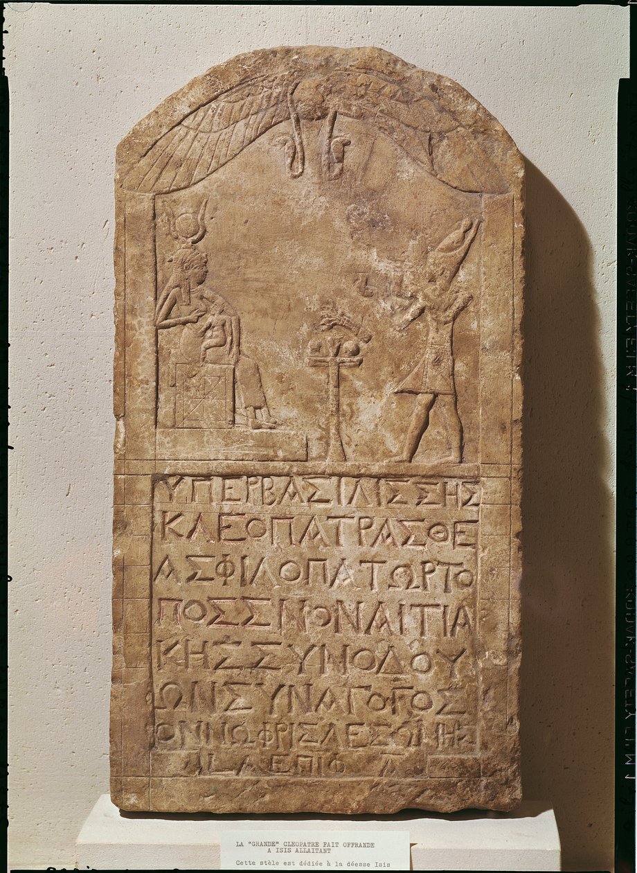 Isikselle omistettu teräskuva Kleopatra VII:stä (69-30 eKr.) uhraamassa Isikselle poikaansa, Horusta, 51 eKr. (kalkkikivi) tekijältä Egyptian Ptolemaic Period