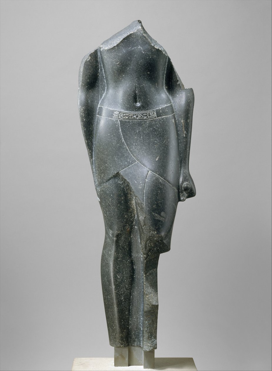 Ptolemaiolaisen kuninkaan ylävartalo, kaiverrettu myöhäisen Ptolemaioksen kartuskeilla, 80-30 eaa. (basaltti). tekijältä Egyptian Ptolemaic Period