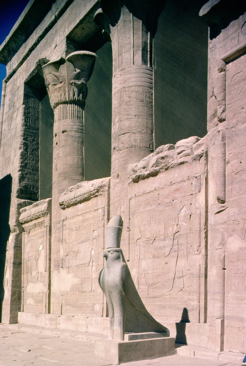 Näkymä Horuksen temppelin hiekkakivijulkisivulle tekijältä Egyptian Ptolemaic Period