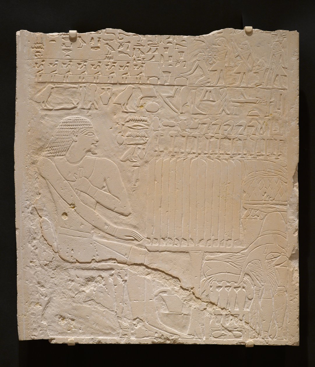 Reliefi Khnumtin haudasta, noin 2345-2184 eaa. (valkoinen kalkkikivi). tekijältä Egyptian School