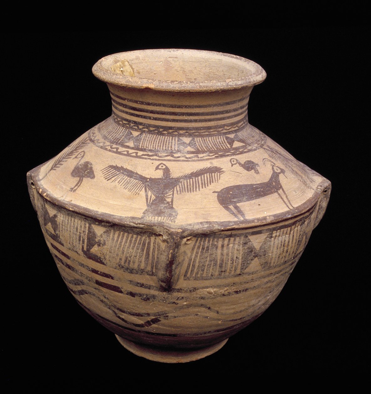 Alus, joka kuvaa avosiipistä petolintua ja muita eläimiä, Fasa Ware, n. 2000 eKr. (savi) (katso yksityiskohdat 179130) tekijältä Elamite