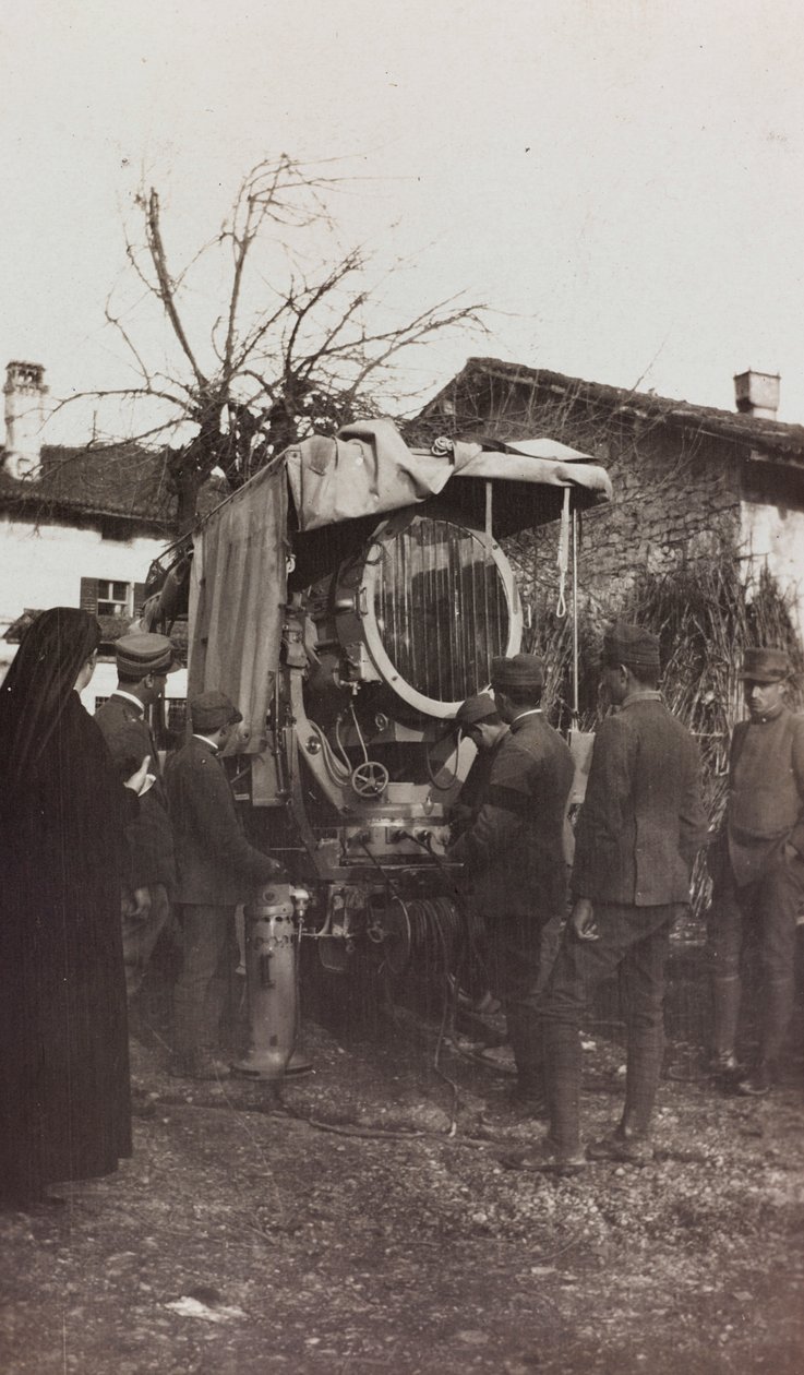 Albumi ensimmäisestä maailmansodasta Friuli-Venezia Giuliassa: valosähköauto, 01-04/1916 (b/w kuva) tekijältä Elena Bianconcini