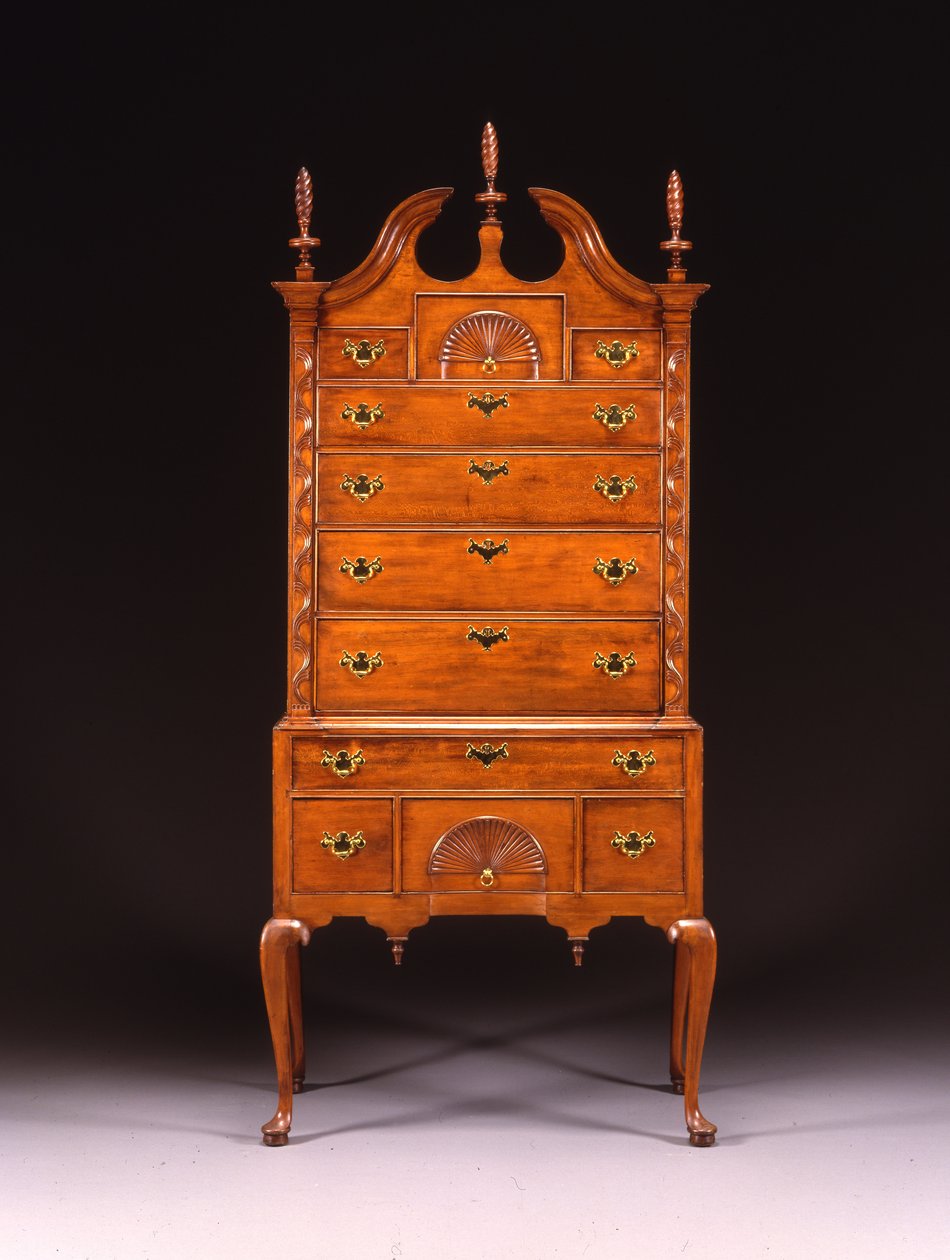 Hawley-Clarke-Lyman-perhe Queen Anne veistetty korkea lipasto, Hadley tai Springfield, Massachusetts, n. 1750-70 (kirsikkapuu) tekijältä Eliakim (school of) Smith