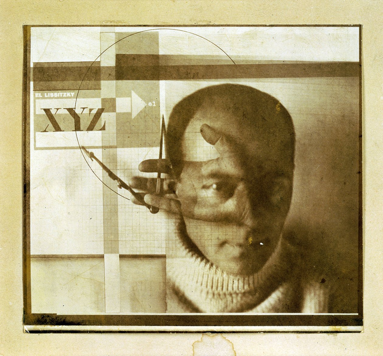 Rakentaja (omakuva) - valokuvaus: Lazar Lissitzky dit El Lissitzky (Lissitsky ou Lissitski) (1890-1941) - 1924 - Valokuva - Van Abbemuseum, Eindhoven tekijältä Eliezer Markowich Lissitzky