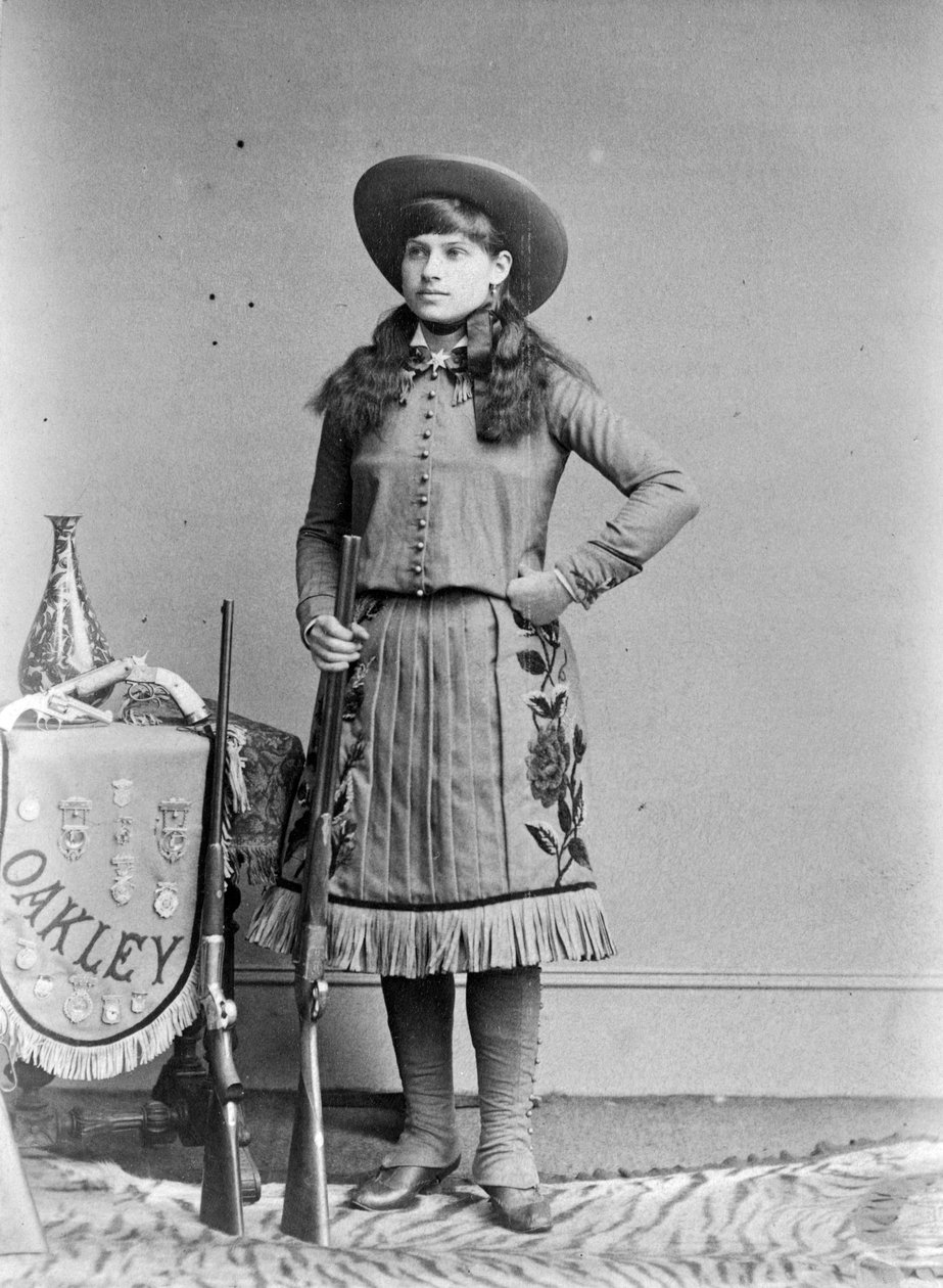 Neiti Annie Oakley, Little Sure Shot, Buffalo Billin villi länsi, n. 1890-1900 tekijältä Elliott und Fry Studio