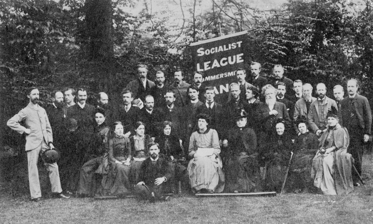 William Morris ja Hammersmithin sosialistiliitto, noin 1885 (svetokuvassa). tekijältä Emery Walker