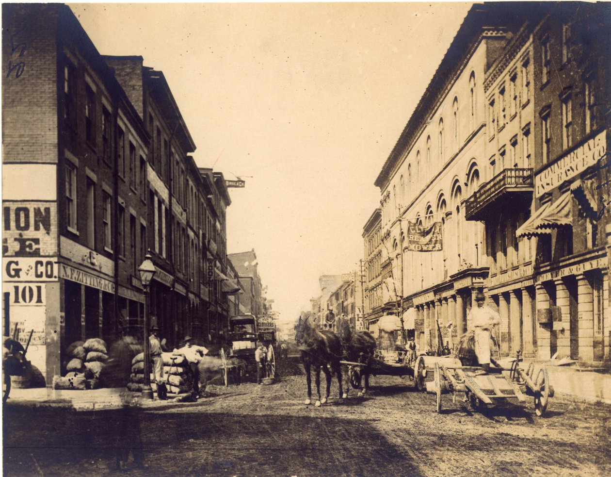 Yritykset Main (First) Streetin varrella, Walnut Streetistä pohjoiseen tekijältä Emil Boehl
