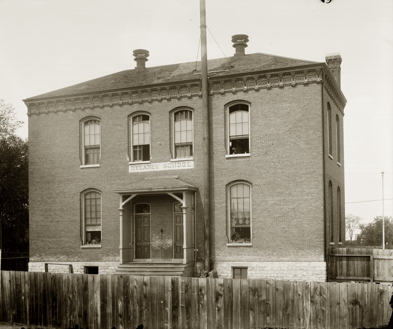 Delaneyn koulu ennen vuotta 1911. Virginia Avenue ja Bowen Street. (Kutsutaan myös värilliseksi kouluksi nro 6). tekijältä Emil Boehl