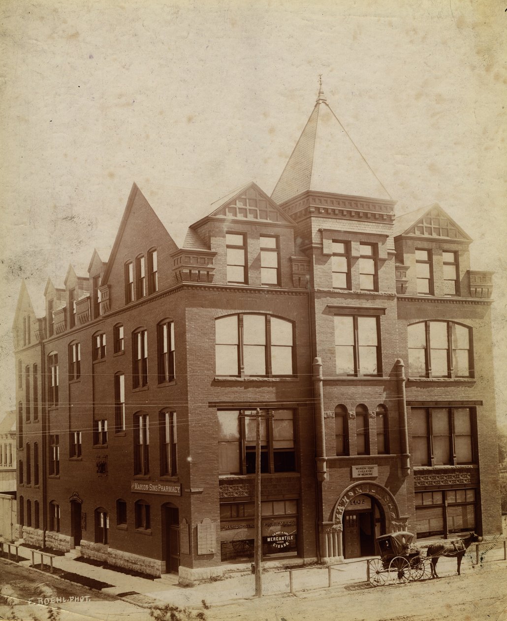 Marion Sims Medical College, South Grand Avenue ja Caroline Street tekijältä Emil Boehl