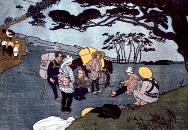 Matkailijat lomailevat vuoristotiellä Japanissa tekijältä Emil Orlik