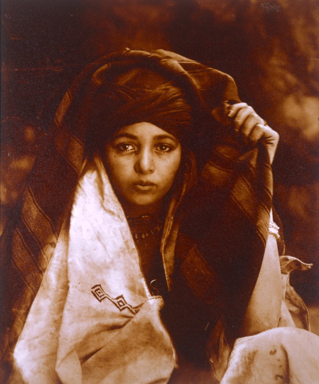 Kabylien heimonainen, n. 1890 (albumiprintti) tekijältä Emile Frechon