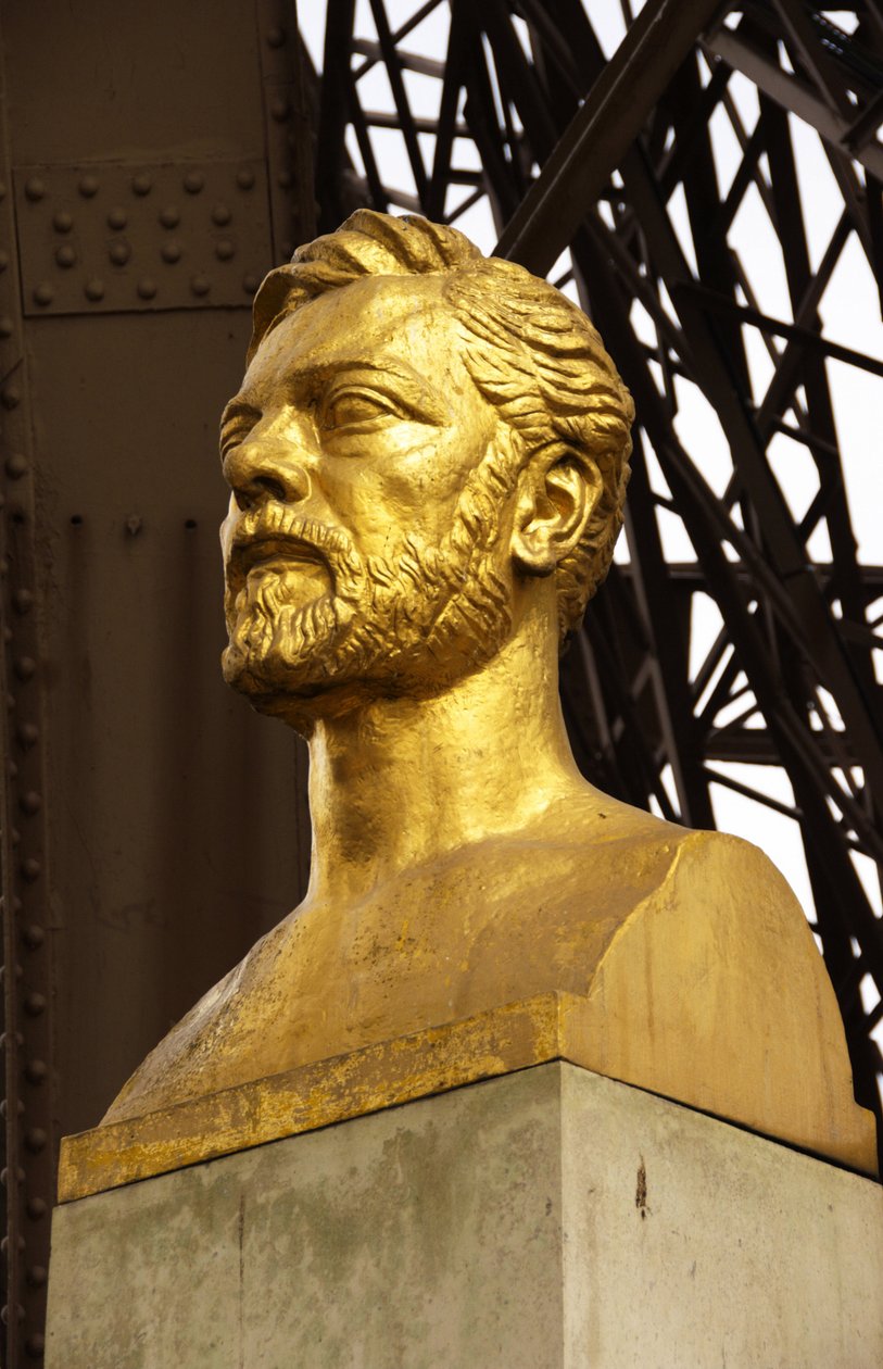 Gustave Eiffelin rintakuva Eiffel-tornin alla, Pariisi, Ranska tekijältä Emile Antoine Bourdelle