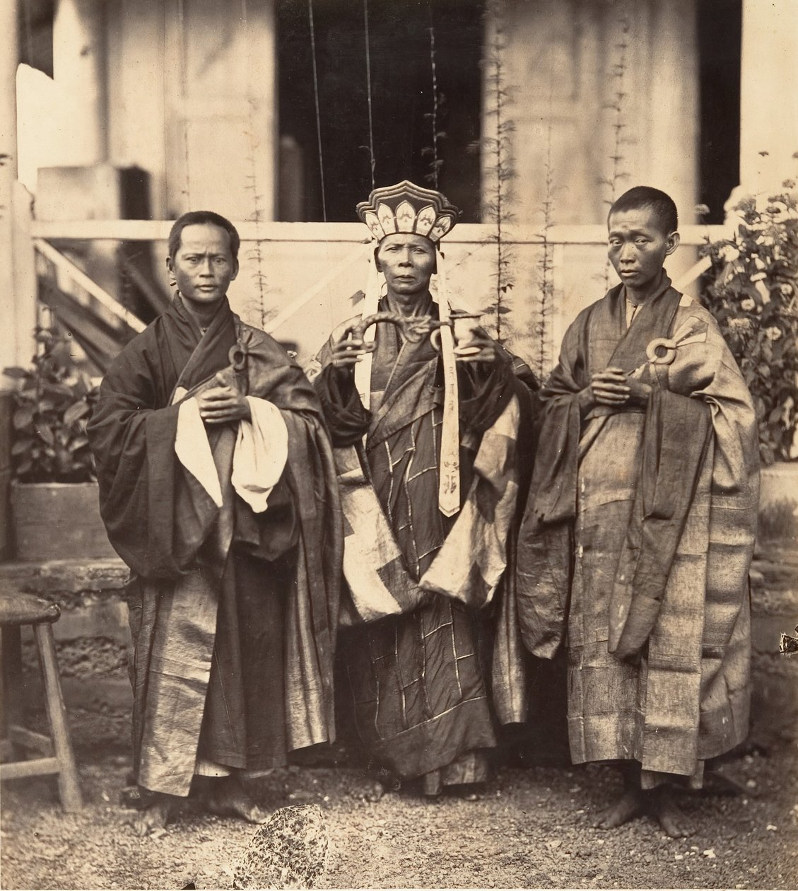 Cholenin kiinalaisen pagodin munkit, Saigon, Cochinchina, 1866. tekijältä Emile Gsell