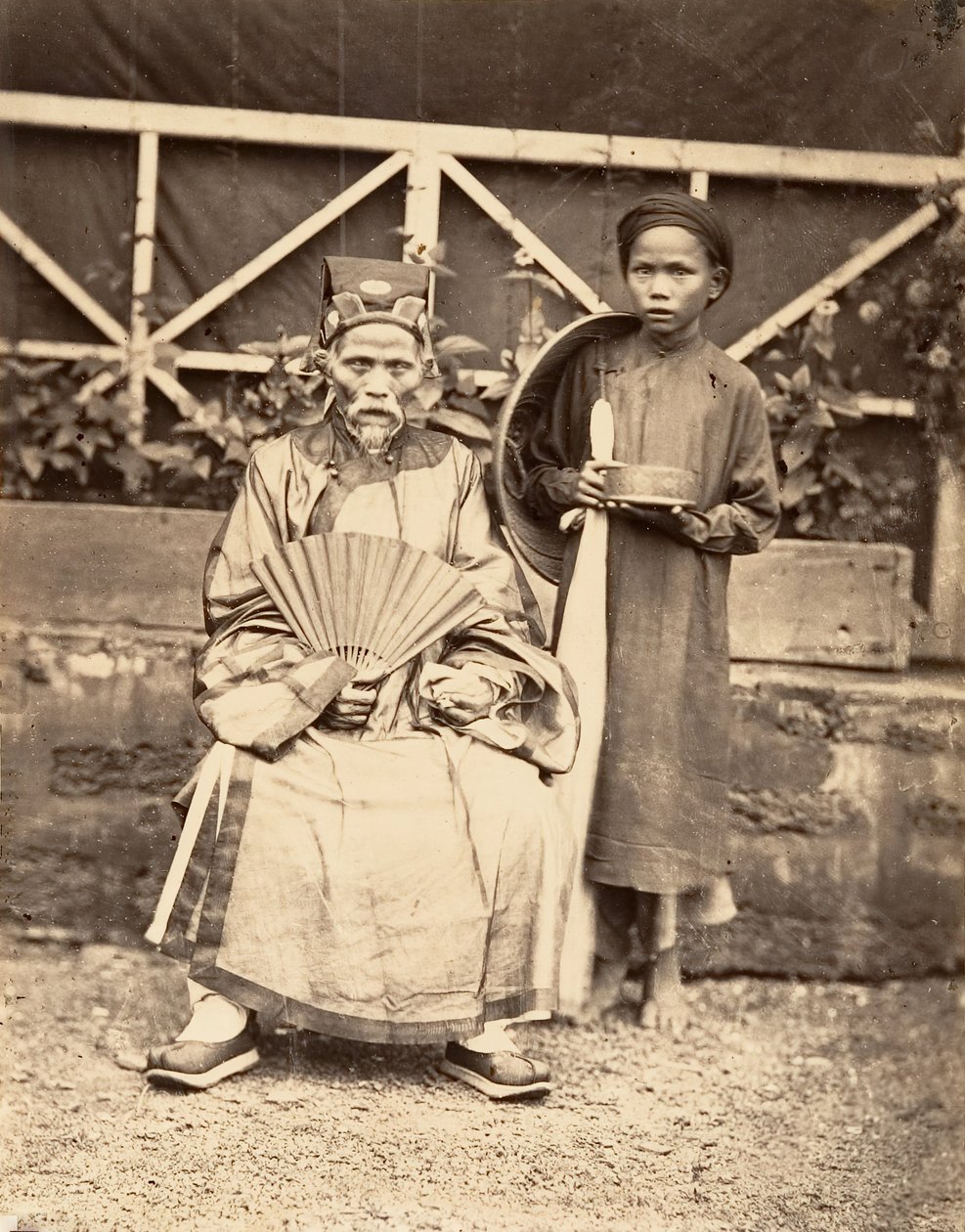 Kylän päällikkö virallisissa asuissa, Cochinchina, 1866. tekijältä Emile Gsell