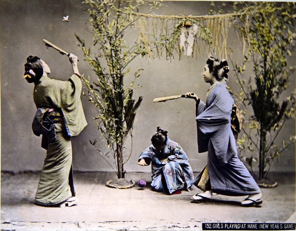 Nuoret japanilaiset tytöt leikkimässä Hanetsukia, n. 1900 (värillinen kuva) tekijältä Emma Roberts