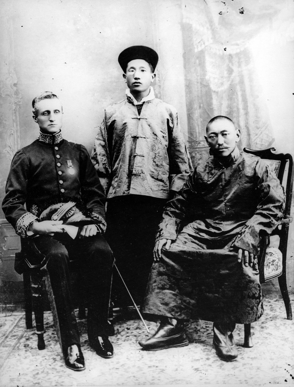 13. Dalai Lama, Sir Charles Bell ja Maharaj Kumar Sidkeong Trul-ku, 1910 tekijältä English Photographer