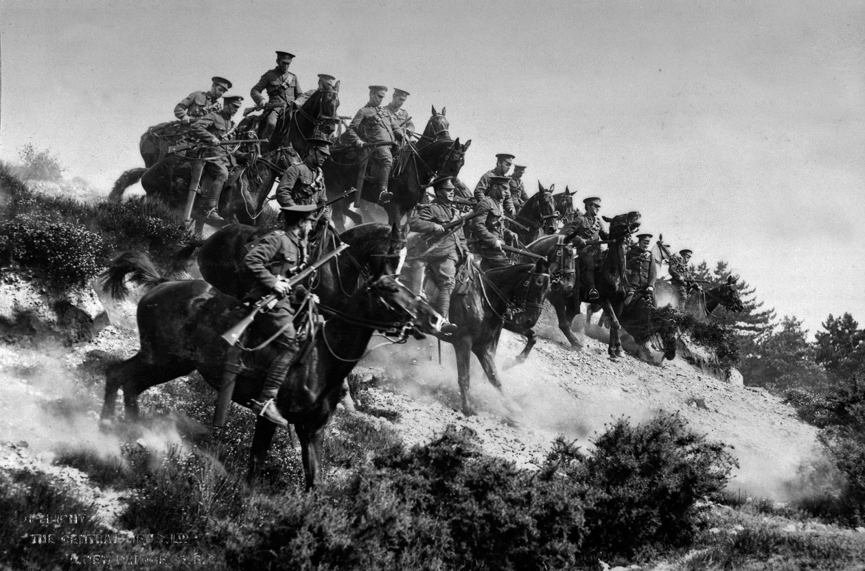 Ratsuväen ensimmäinen reservirykmentti harjoittelussa, Aldershot, n. 1914 tekijältä English Photographer