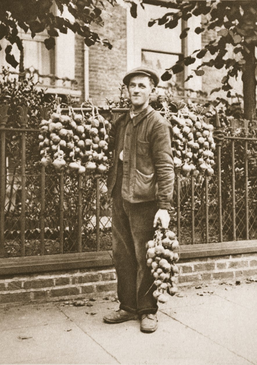 Bretonilainen sipulimyyjä tavaroineen, Wonderful London, julkaistu 1926-27 (syväpaino) tekijältä English Photographer