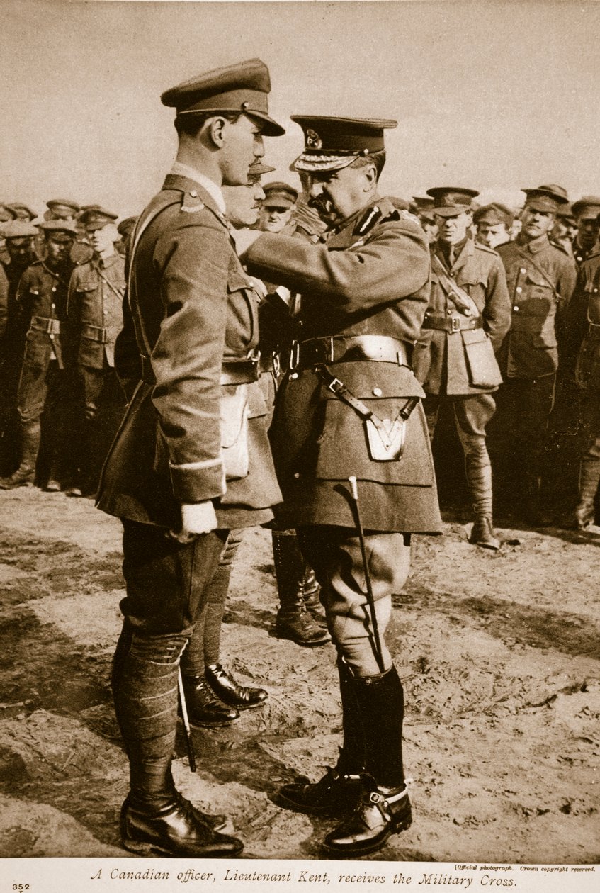 Kanadalainen upseeri, luutnantti Kent, saa sotilasristin 1914-1919 tekijältä English Photographer