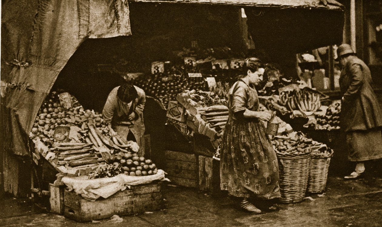 The Greengrocer of the Commercial Road, East End of London (seepiakuva) tekijältä English Photographer