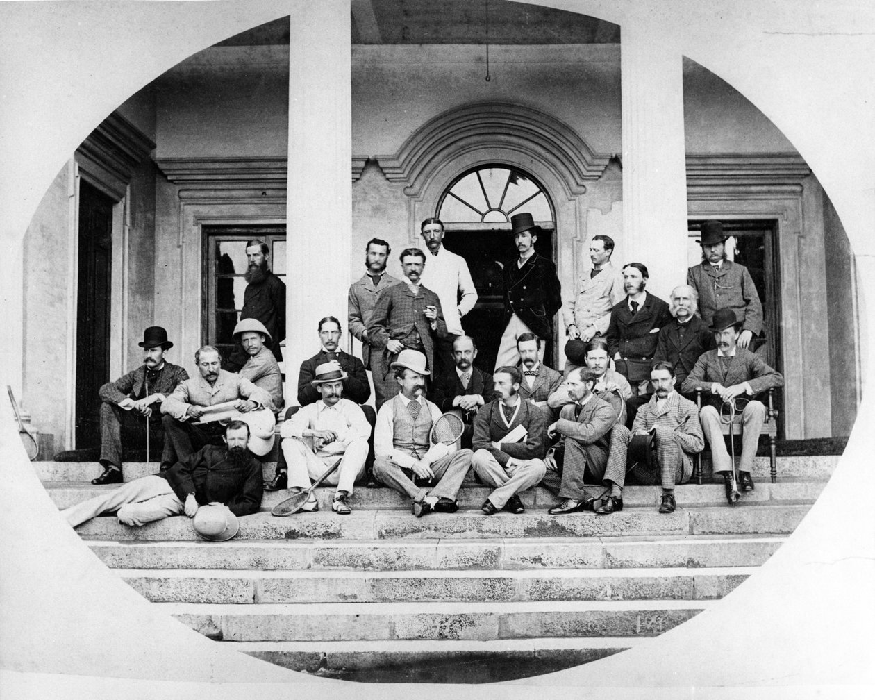 Brittiarmeijan upseeriryhmä, noin 1870-luku tekijältä English Photographer