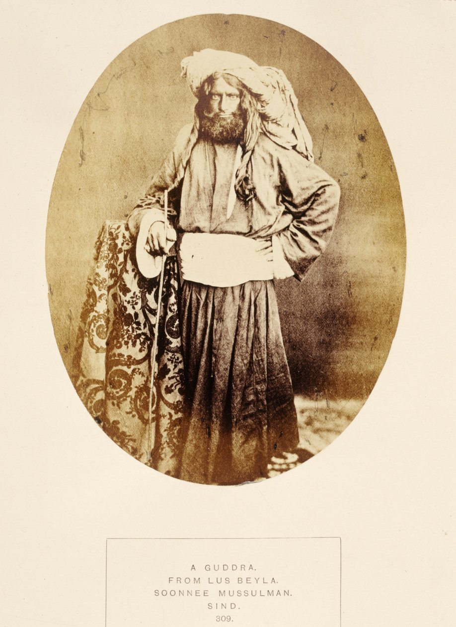 A Guddra, Lus Beyla, Soonnee Mussulman, Sind, J. Forbes Watsonin teoksesta The People of India, julkaistu 1868 (albumiprintti) tekijältä English Photographer