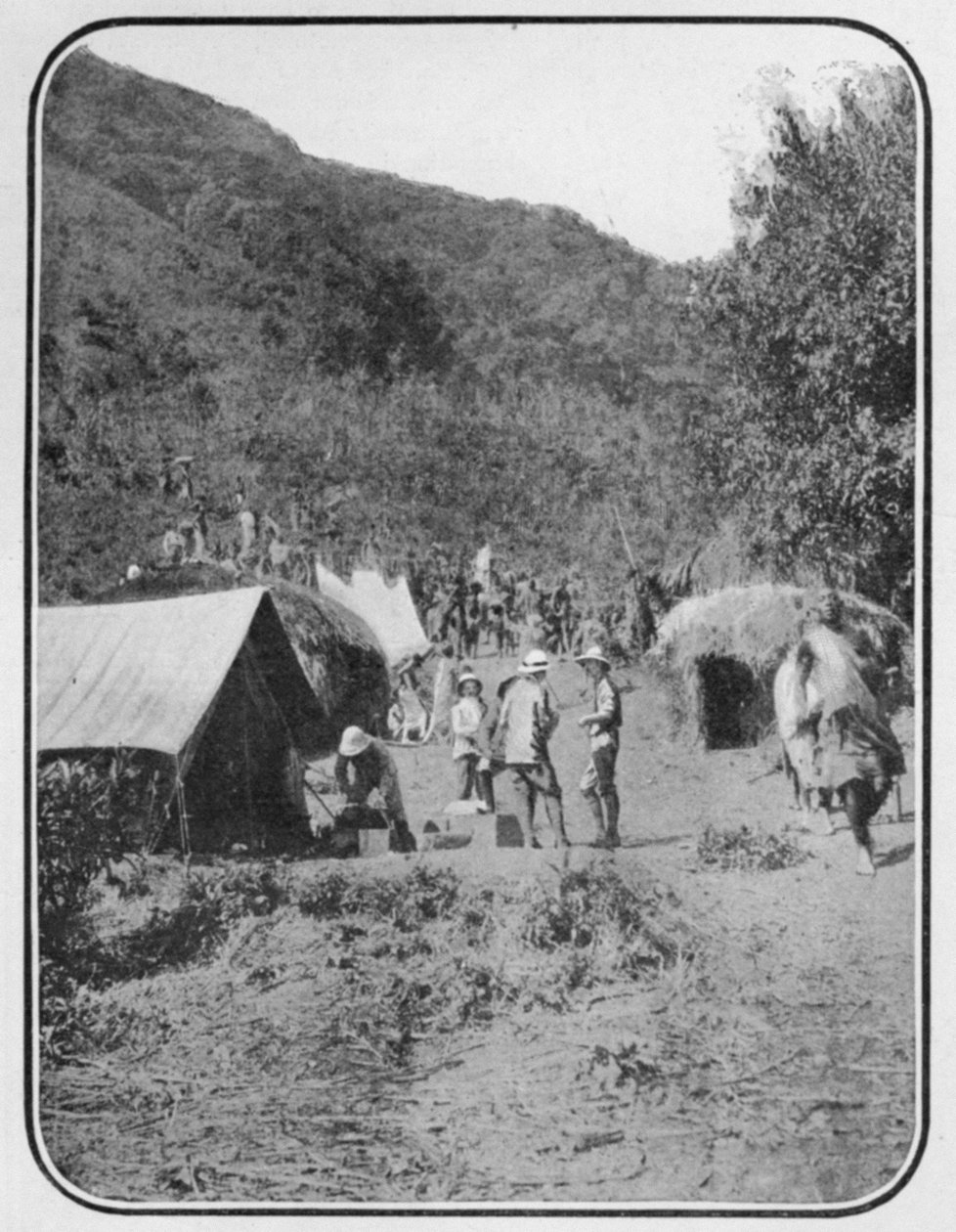 Vuoristoretkikunta lähtemässä pysyvältä tukileiriltä, artikkelista To the Mountains of the Moon, joka julkaistiin The Graphicissa 27. lokakuuta 1906 tekijältä English Photographer