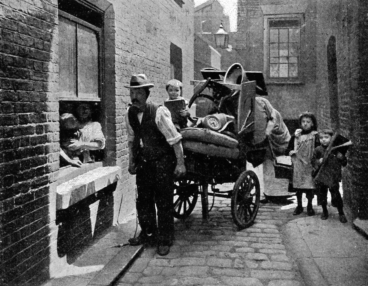 A "Move" in Slumopolis, "Living London", julkaistu vuonna 1902 tekijältä English Photographer