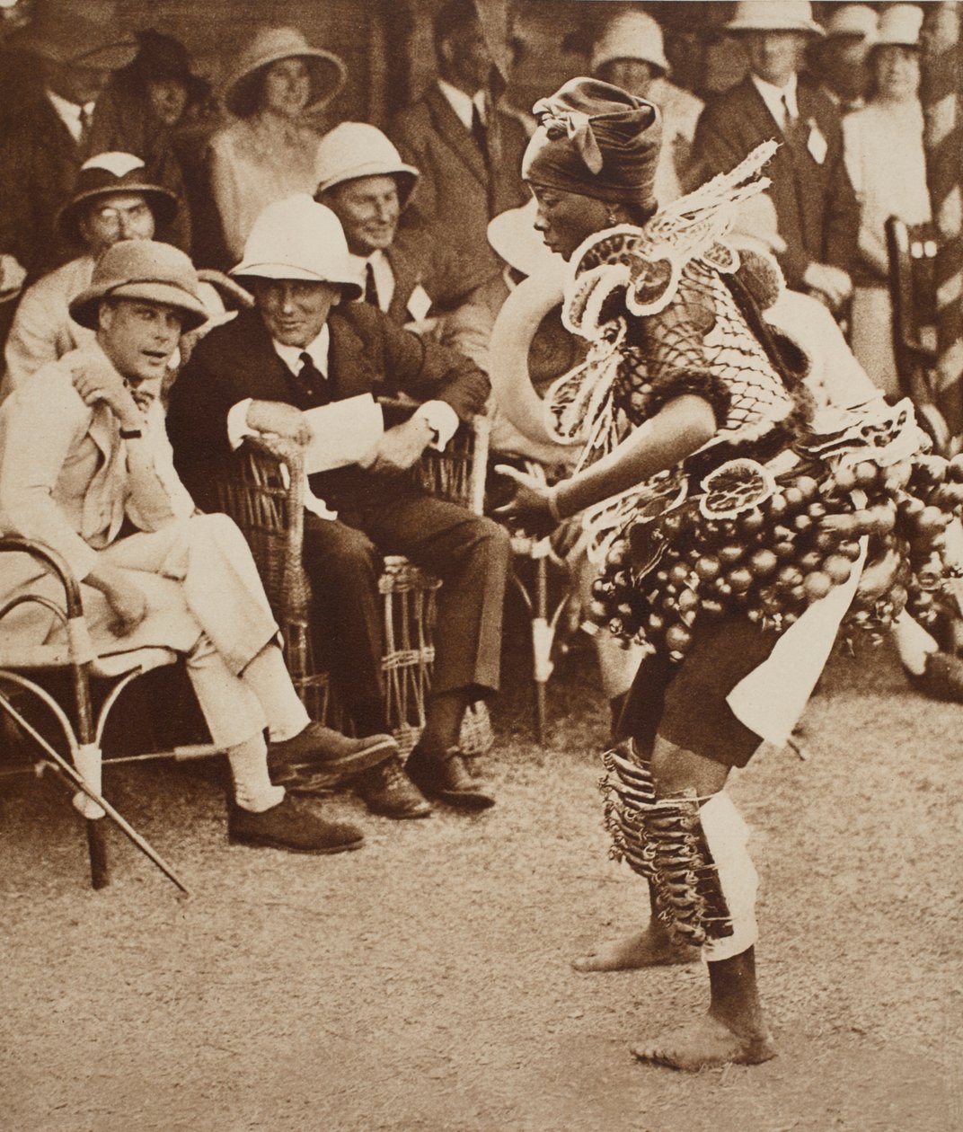 Alkuperäinen tanssi kuningas Edward VIII:lle matkalla Etelä-Afrikkaan, Freetowniin, Sierra Leoneen tekijältä English Photographer